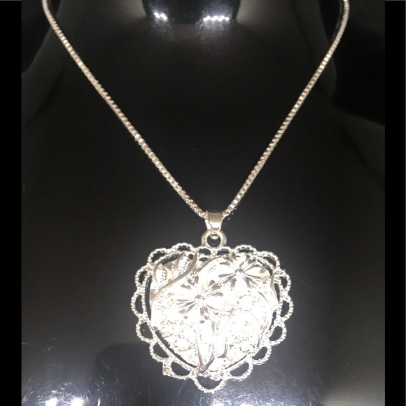 Rare Silver Heart W/Crosses & Wire Design & Loops Along Trim Of Pendant Necklace - Picture 3 of 6